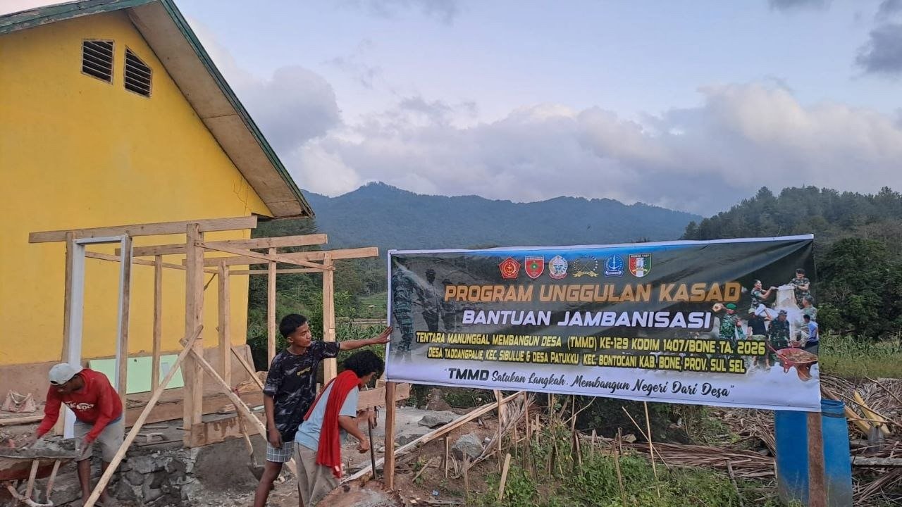 Satgas TMMD Ke-129 Kodim 1407/Bone Percepat Pembangunan Jambanisasi di Desa Langi