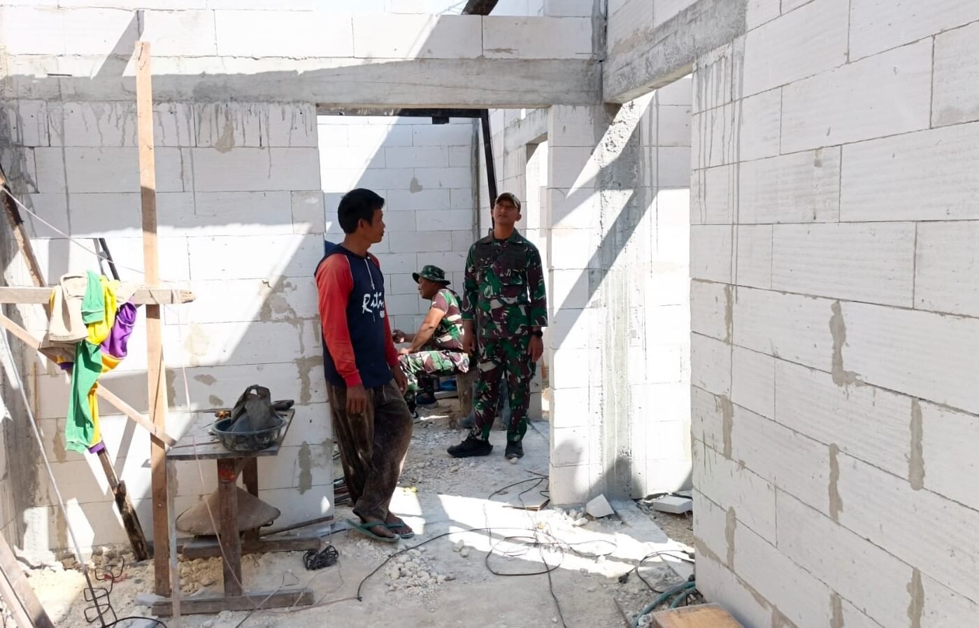 Kepemimpinan Inspiratif Letda Inf Hasan di TMMD ke-129 Lamongan