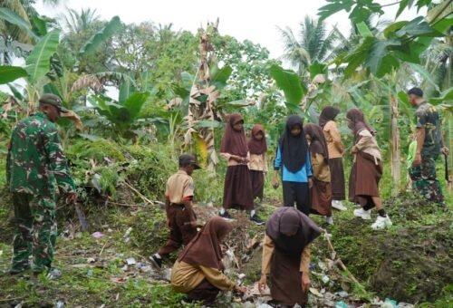 Satgas TMMD dan SDN Umbele Bersatu dalam Program Kebersihan Sekolah