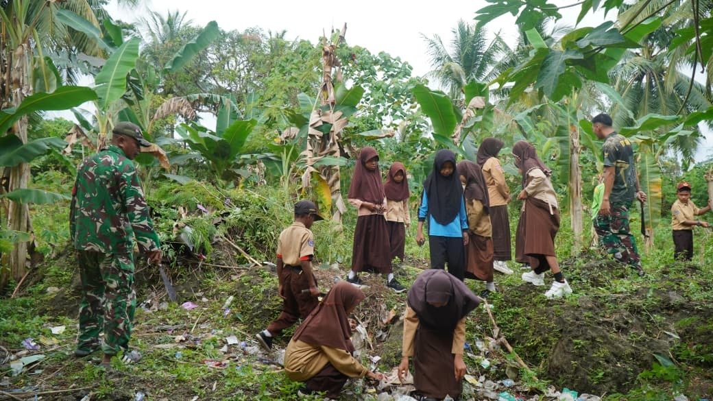 Satgas TMMD dan SDN Umbele Bersatu dalam Program Kebersihan Sekolah