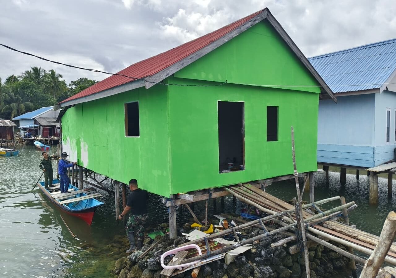 Pengecatan RTLH Ibu Salawiah: Momen Akhir dari Upaya Satgas TMMD
