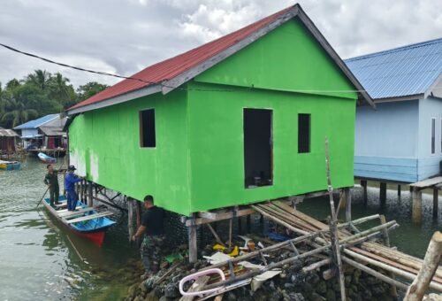 Pengecatan RTLH Ibu Salawiah: Momen Akhir dari Upaya Satgas TMMD