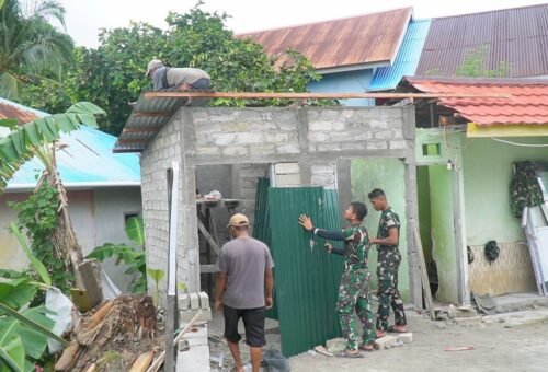 Progres Membangun MCK di Masjid Quba Desa Umbele dengan Pemasangan Atap Seng