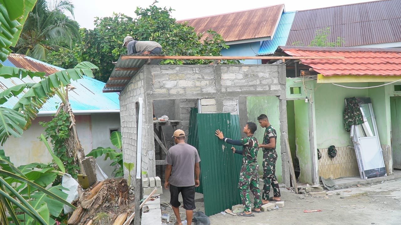 Progres Membangun MCK di Masjid Quba Desa Umbele dengan Pemasangan Atap Seng