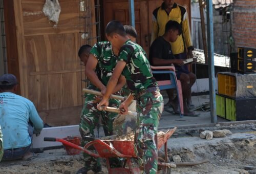 Kerjasama Satgas TMMD dan Masyarakat Percepat Pembangunan Rumah Bapak Bayu