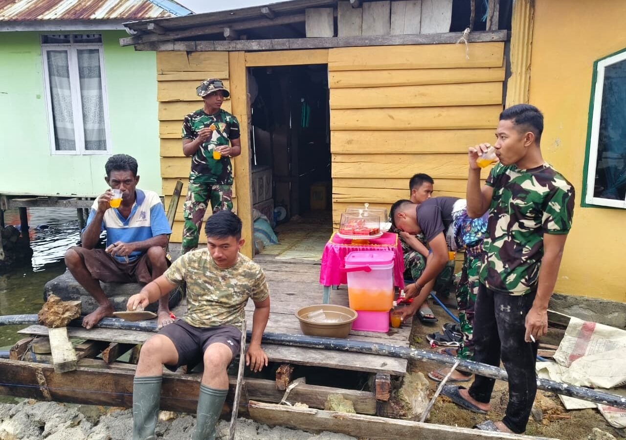 Dukungan Warga Desa Polewali untuk Satgas TMMD Melalui Sajian Minuman dan Snack