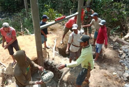 Satgas TMMD Ke-129 Kodim 1407/Bone Lanjutkan Pengecoran Tiang Utama Jembatan Gantung di Desa Patukku