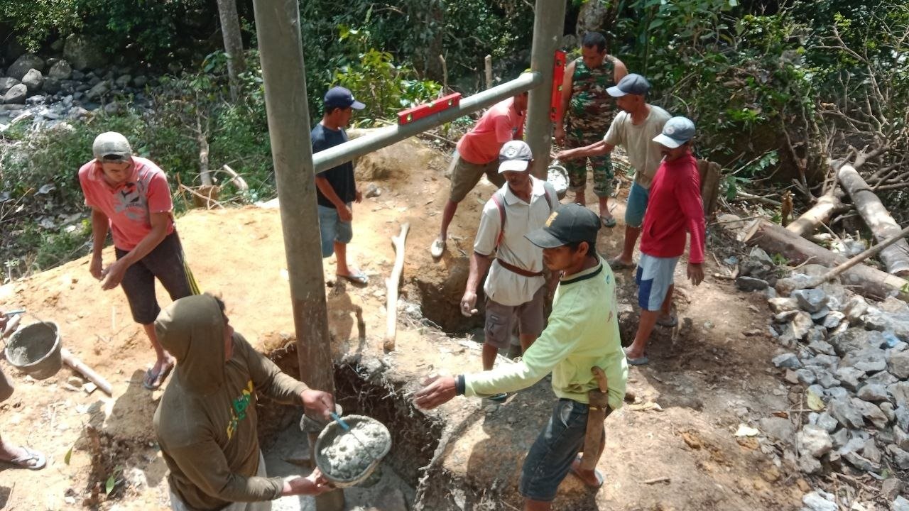 Satgas TMMD Ke-129 Kodim 1407/Bone Lanjutkan Pengecoran Tiang Utama Jembatan Gantung di Desa Patukku