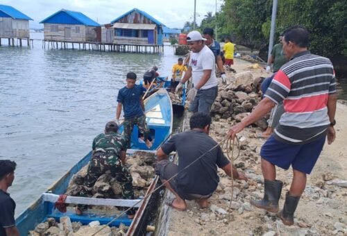 Kerja Sama Satgas TMMD Ke-129 dan Warga Percepat Pekerjaan Rabat Beton di Desa Polewali