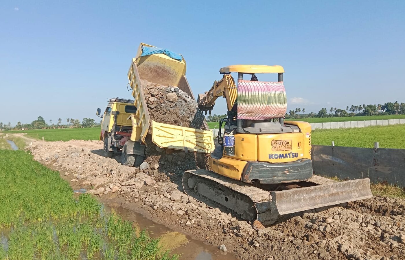 Optimalkan Distribusi Material, Satgas TMMD Ke-129 Kodim 1404/Pinrang Jaga Sumber Daya untuk Jalan Tani