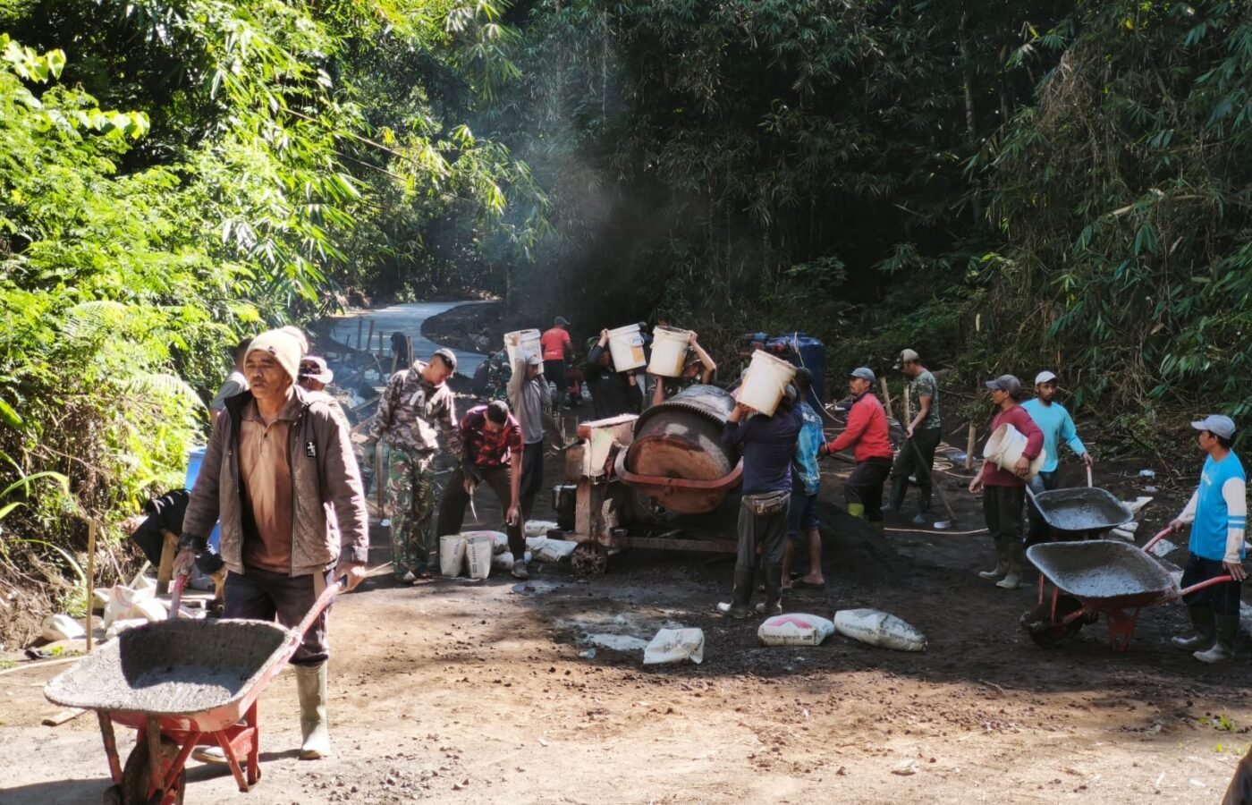 Semangat TNI dan Warga Terus Mengalir Pada Pembangunan Rabat Beton TMMD Ke-129