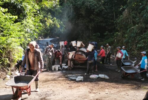 Semangat TNI dan Warga Terus Mengalir Pada Pembangunan Rabat Beton TMMD Ke-129