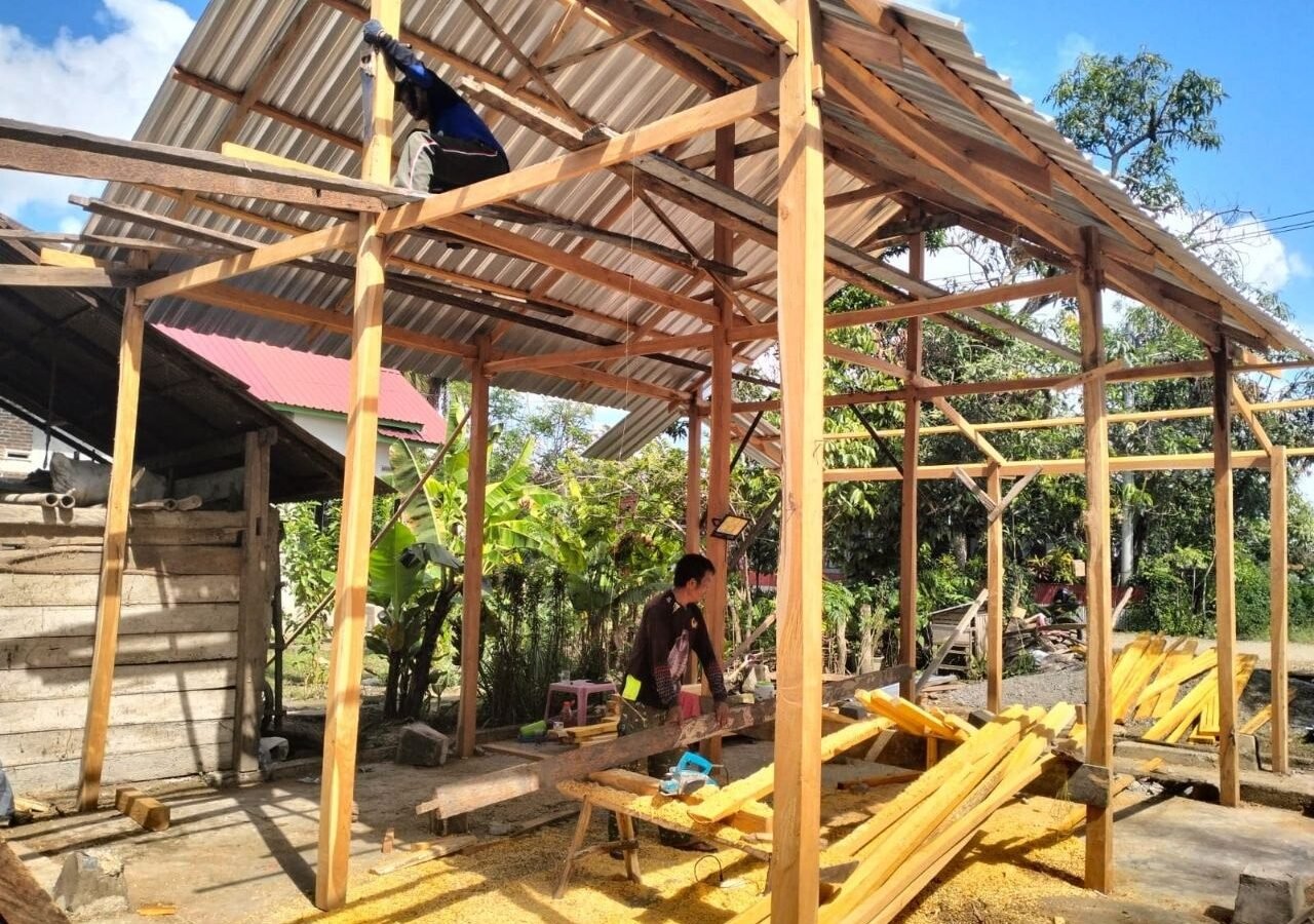 Satgas TMMD Ke-129 Kodim 1407/Bone Laksanakan Pemasangan Atap RTLH Milik Ibu Santi