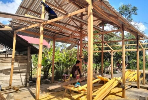 Satgas TMMD Ke-129 Kodim 1407/Bone Laksanakan Pemasangan Atap RTLH Milik Ibu Santi