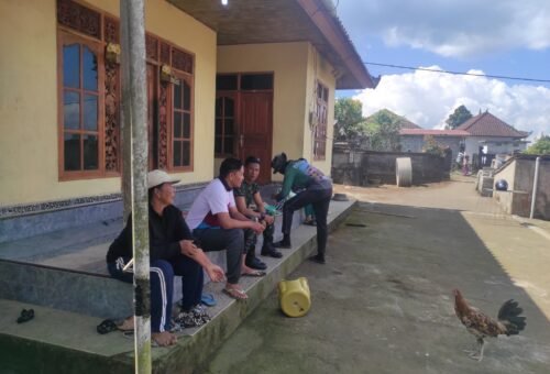Kunjungan Personel Satgas TMMD Memperkuat Hubungan dengan Masyarakat Desa Sekardadi