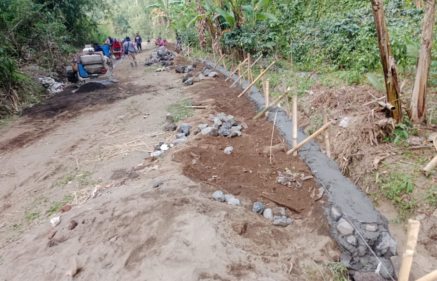 Pembangunan Dinding Penahan Tanah untuk Jalan Rabat Beton di Desa Sekardadi