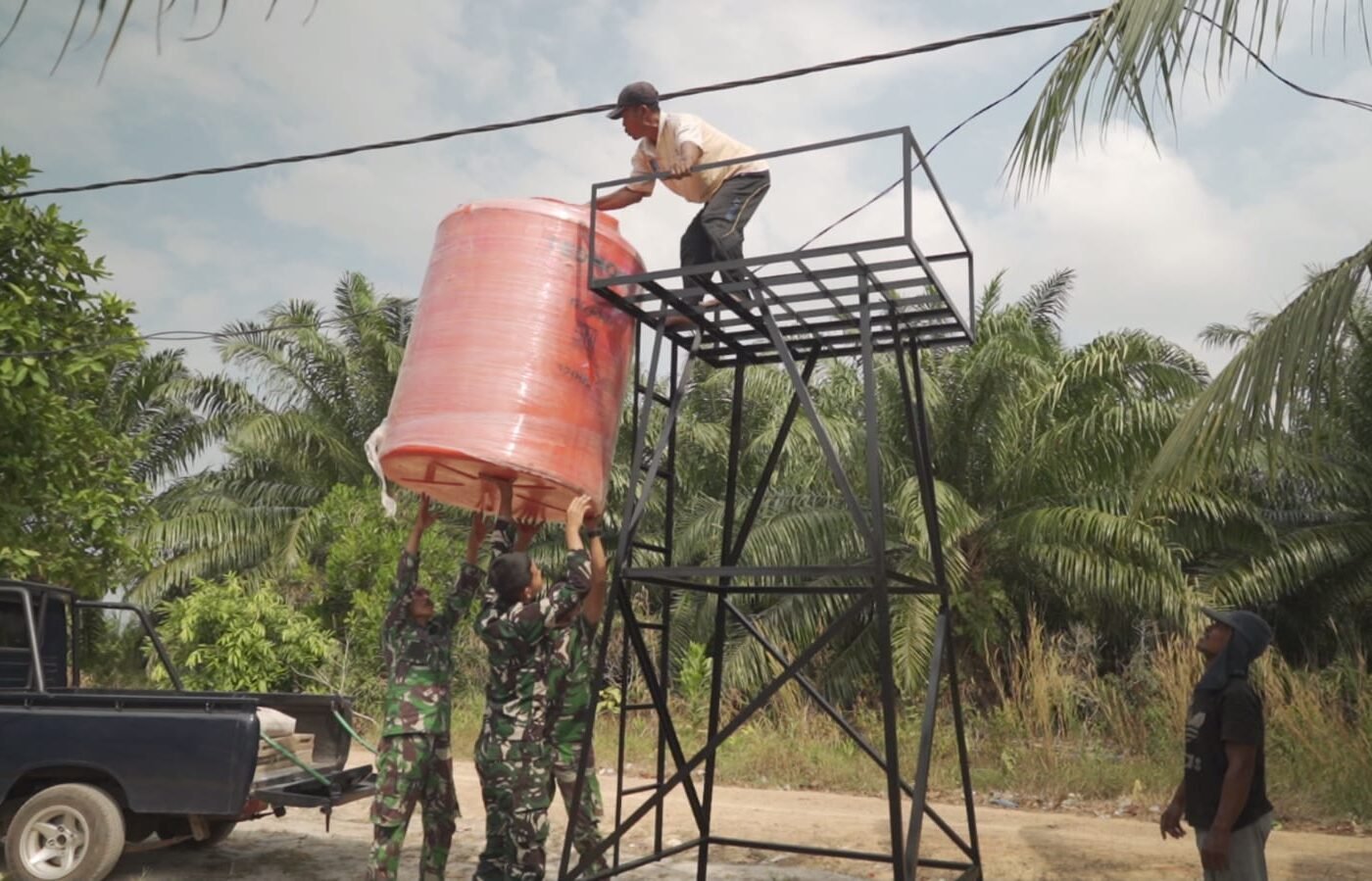 Pemasangan Tower Air di Mushola Desa Deniang Menuju Penyelesaian Proyek TMMD 129