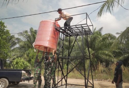 Pemasangan Tower Air di Mushola Desa Deniang Menuju Penyelesaian Proyek TMMD 129