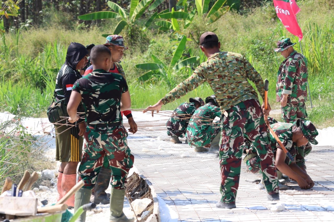Sinergi Sosial di Balik Pembangunan Jalan Beton TMMD 129 di Tlemang