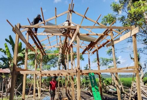 Atap RTLH Ibu Rosnawati Terpasang Berkat Kerja Sama Satgas TMMD dan Warga