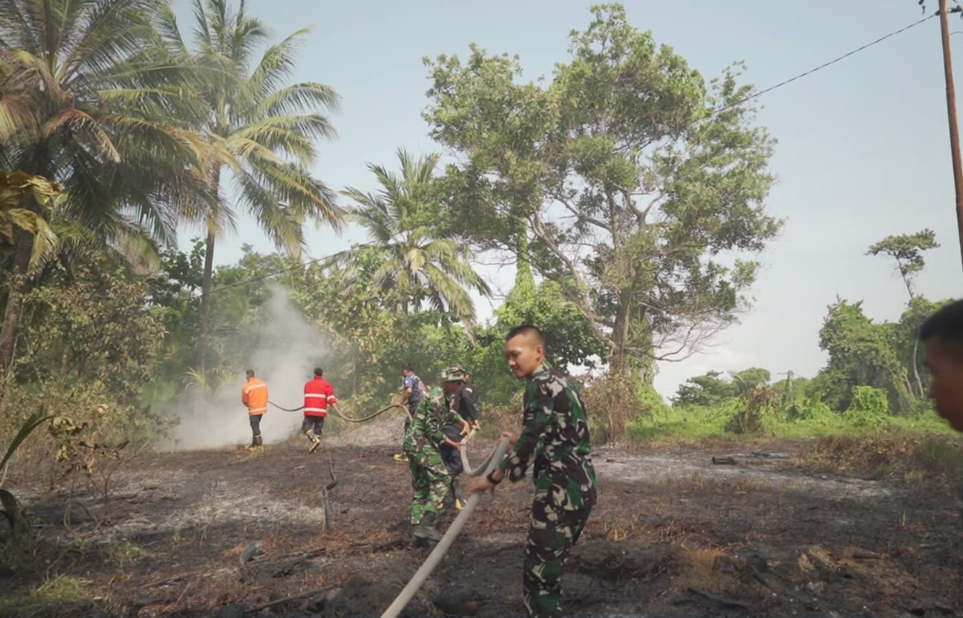 Respon Cepat Satgas TMMD 129 Kodim 0413/Bangka Atasi Kebakaran di Pantai Pulau Tiga