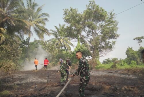 Respon Cepat Satgas TMMD 129 Kodim 0413/Bangka Atasi Kebakaran di Pantai Pulau Tiga