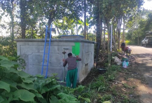 Kerja Sama Masyarakat Dalam Pengecatan Bak Air Program TMMD di Desa Sekardadi