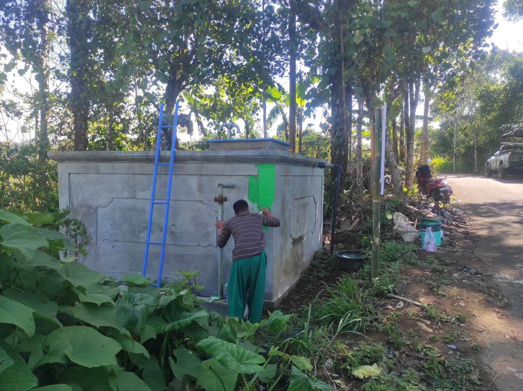 Kerja Sama Masyarakat Dalam Pengecatan Bak Air Program TMMD di Desa Sekardadi