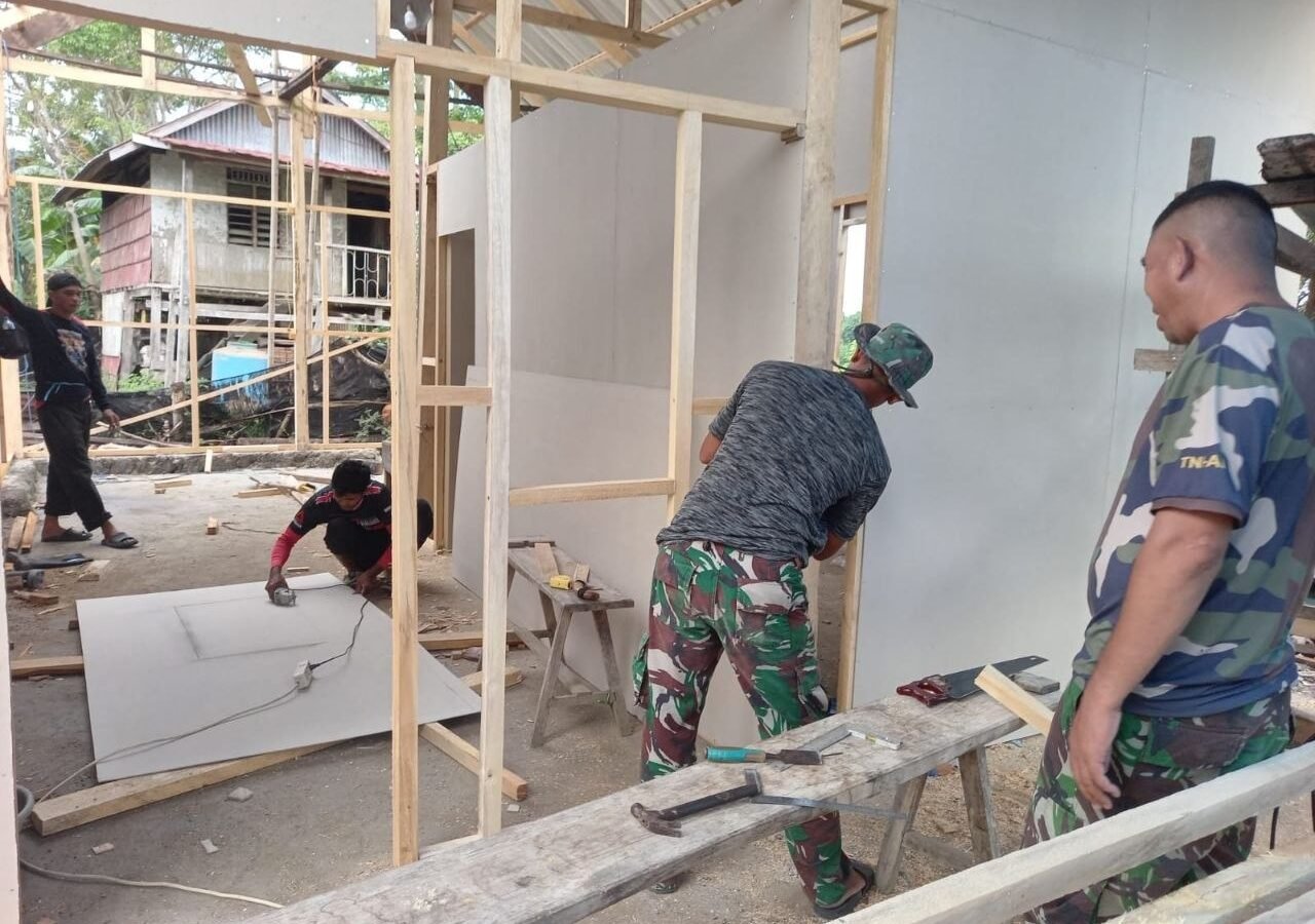 Satgas TMMD Ke-129 Kodim 1407/Bone Kerjakan Sekat Kamar dan Dapur RTLH Milik Ibu Rosmina