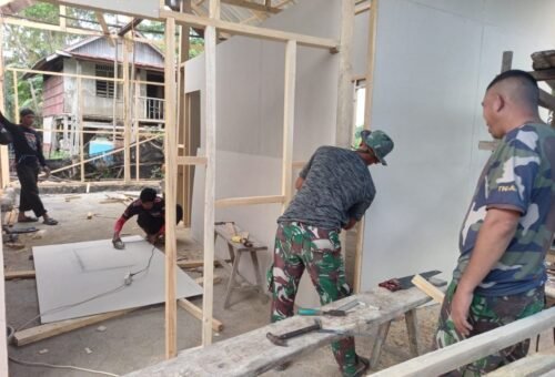 Satgas TMMD Ke-129 Kodim 1407/Bone Kerjakan Sekat Kamar dan Dapur RTLH Milik Ibu Rosmina