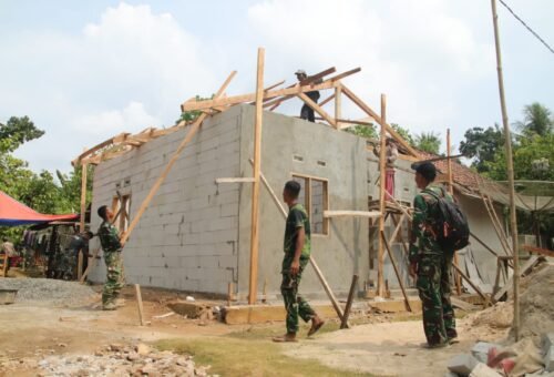 Pembangunan Atap Rumah Layak Huni Ibu Seri Astuti oleh Satgas TMMD Ke-129