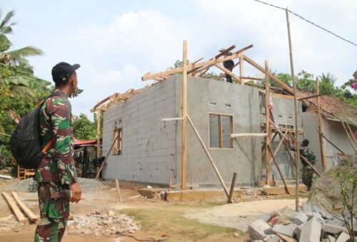 Kolaborasi Satgas TMMD dan Masyarakat dalam Membangun Rumah Layak di Desa Baru Raharja