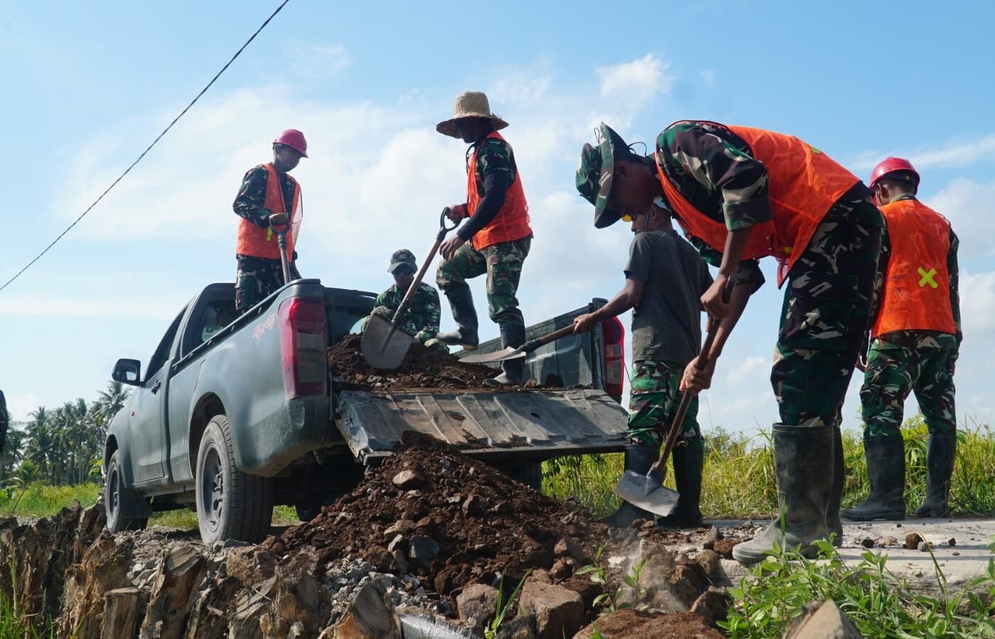 Pentingnya Peningkatan Infrastruktur Jalan oleh Satgas TMMD Ke-129 di Desa Bandaraya