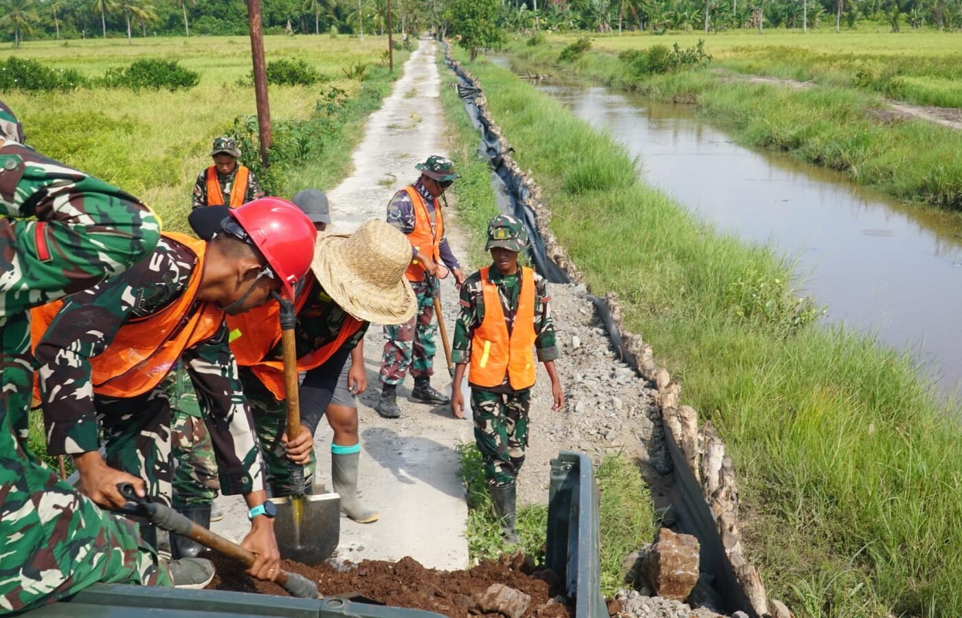 Sinergi TNI dan Masyarakat dalam Pembangunan Jalan TMMD di Tamban Catur