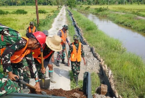 Sinergi TNI dan Masyarakat dalam Pembangunan Jalan TMMD di Tamban Catur
