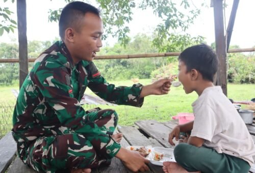Kedekatan TNI dan Warga dalam TMMD ke-129 di Desa Liang Bunyu