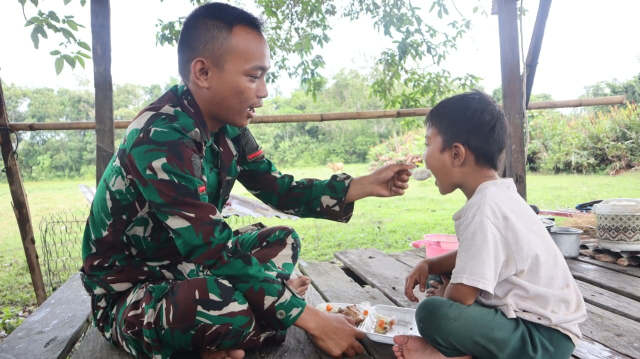 Kedekatan TNI dan Warga dalam TMMD ke-129 di Desa Liang Bunyu