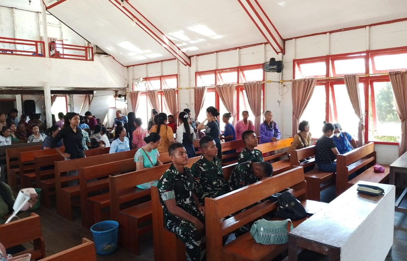 Ibadah Bersama Jemaat Gereja, Satgas TMMD Ke-129 Tingkatkan Kemanunggalan TNI dan Rakyat