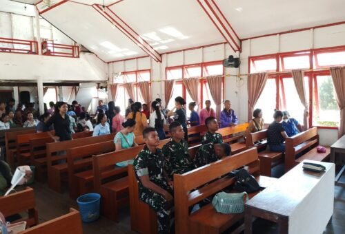 Ibadah Bersama Jemaat Gereja, Satgas TMMD Ke-129 Tingkatkan Kemanunggalan TNI dan Rakyat