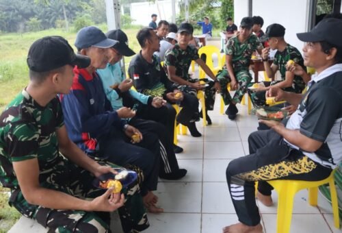 Kehangatan Jagung Rebus: TNI dan Warga Liang Bunyu Bersatu dalam Kebersamaan