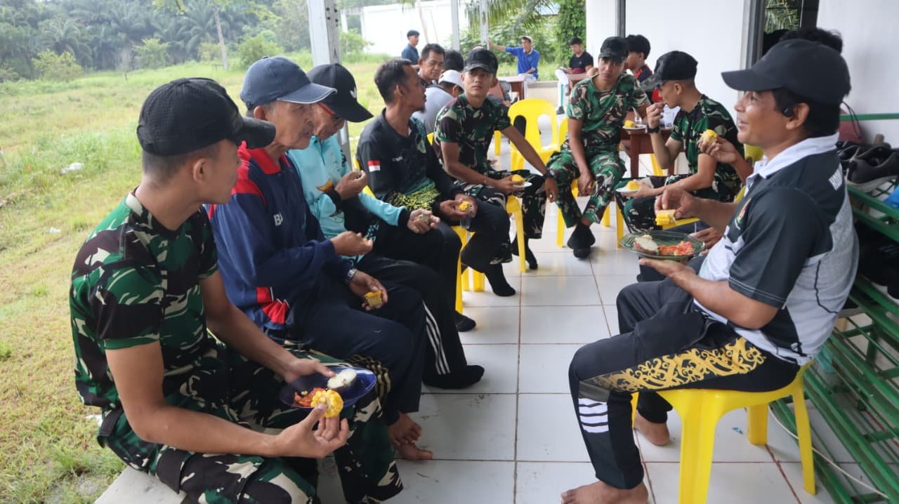 Kehangatan Jagung Rebus: TNI dan Warga Liang Bunyu Bersatu dalam Kebersamaan