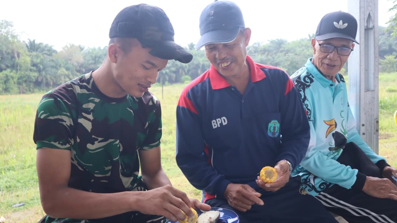 Interaksi Hangat Bersama Satgas TMMD Dinilai Lebih Berarti dari Hidangan Sederhana