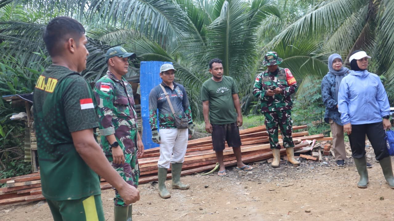 Pemantauan Material Pembangunan oleh Dansatgas TMMD Ke-129 untuk Kesejahteraan Warga Liang Bunyu
