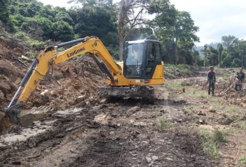 Pengerjaan Jalan di Liang Bunyu Dipercepat dengan Alat Berat oleh Satgas TMMD Ke-129