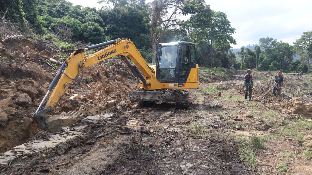 Pengerjaan Jalan di Liang Bunyu Dipercepat dengan Alat Berat oleh Satgas TMMD Ke-129