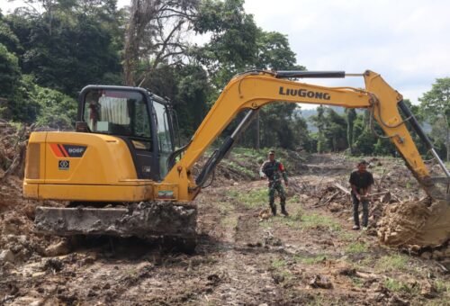Kebersamaan Warga dan TNI Bangun Jalan Baru di Liang Bunyu