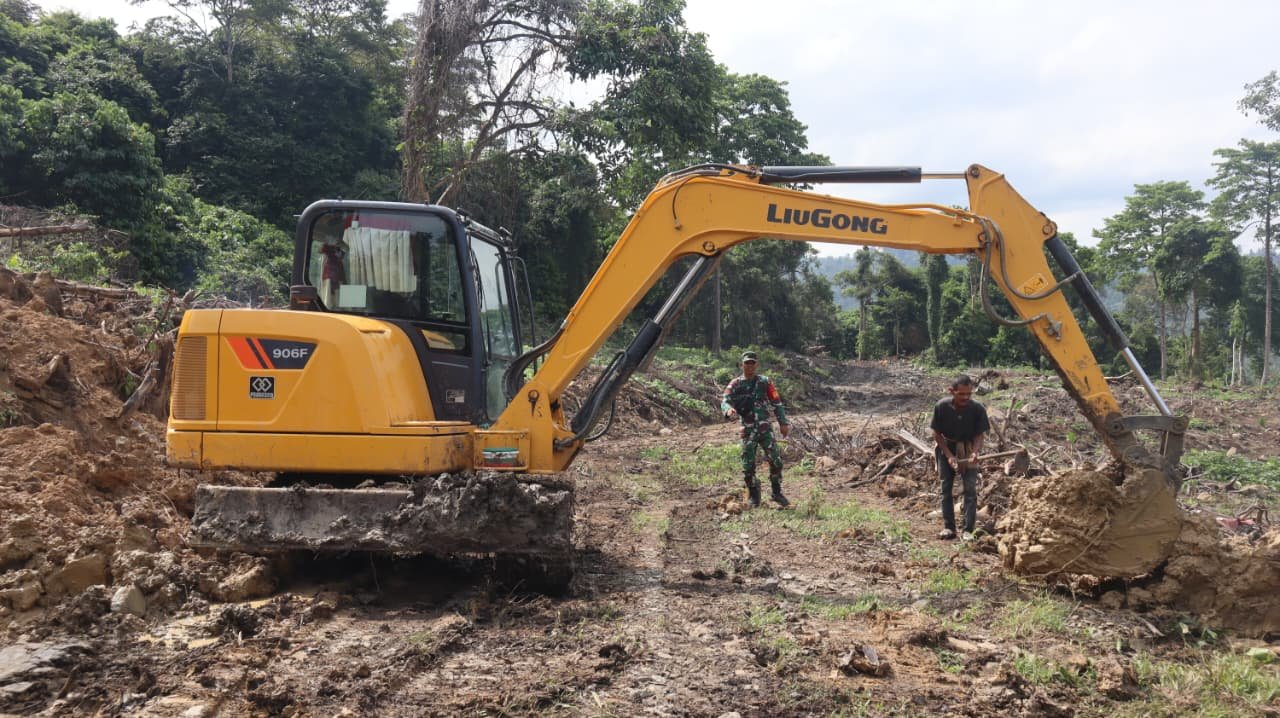 Kebersamaan Warga dan TNI Bangun Jalan Baru di Liang Bunyu