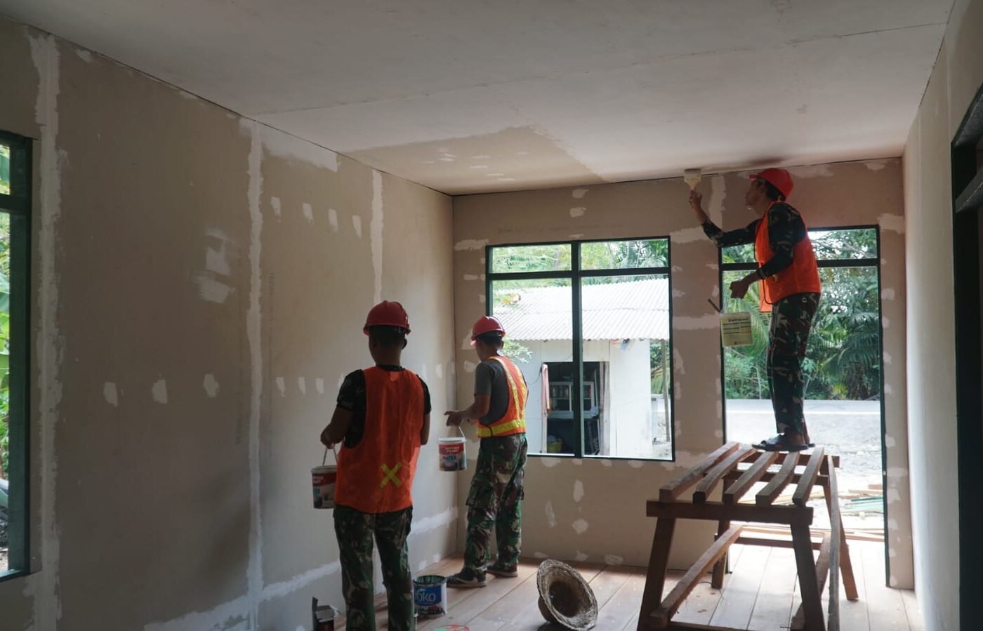 Kegiatan Gotong Royong dalam TMMD Ke-129 di Desa Bandaraya