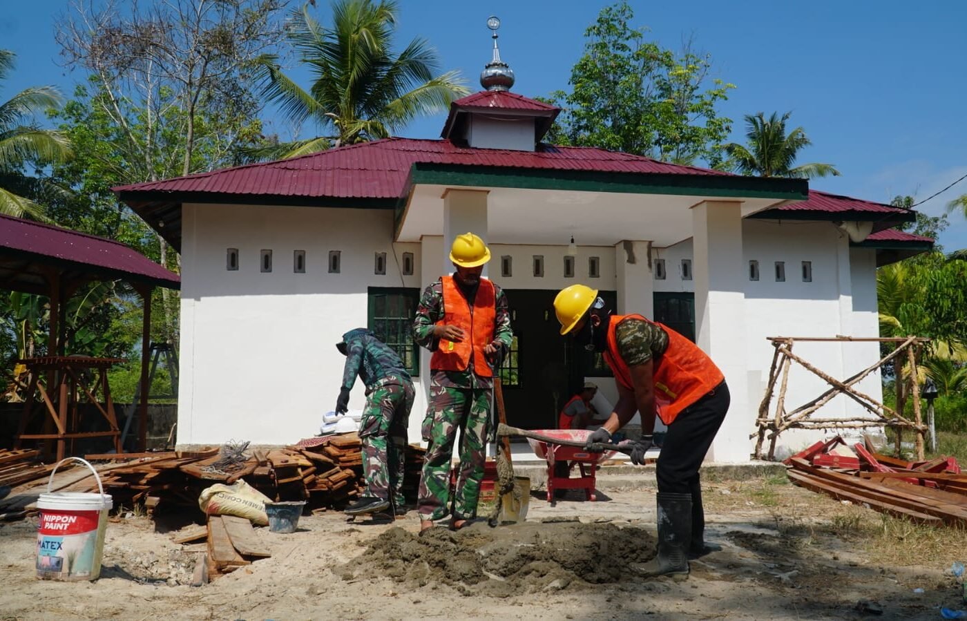 Pembangunan Pagar Musholla Darul Iman Diutamakan oleh Satgas TMMD Ke-129