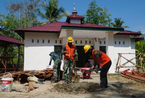 Pembangunan Pagar Musholla Darul Iman Diutamakan oleh Satgas TMMD Ke-129